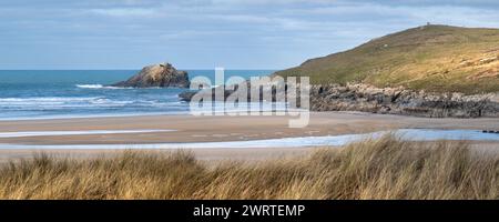 Une image panoramique de Crantock Beach et de l'île Goose au large de Pwhole point East sur la côte de Newquay en Cornouailles au Royaume-Uni. Banque D'Images