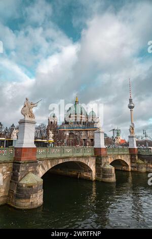 Berlin, Allemagne - 16 décembre 2021 : Schlossbrücke est un pont dans le quartier central de Mitte à Berlin, construit entre 1821 et 1824 selon les plans desig Banque D'Images