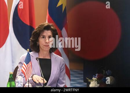 Bangkok, Thaïlande. 14 mars 2024. Gina Raimondo, secrétaire américaine au commerce, parle à la presse lors d'une réunion avec des dirigeants d'entreprise au ministère des Affaires étrangères à Bangkok. Visite officielle de Gina Raimondo, secrétaire au commerce des États-Unis en Thaïlande pour promouvoir les relations commerciales et d'investissement américano-thaïlandaises. Crédit : SOPA images Limited/Alamy Live News Banque D'Images