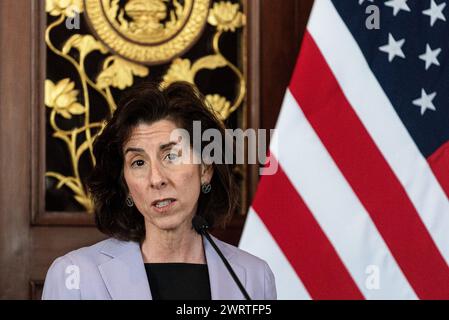 Bangkok, Thaïlande. 14 mars 2024. Gina Raimondo, secrétaire américaine au commerce, parle à la presse lors d'une réunion avec des dirigeants d'entreprise au ministère des Affaires étrangères à Bangkok. Visite officielle de Gina Raimondo, secrétaire au commerce des États-Unis en Thaïlande pour promouvoir les relations commerciales et d'investissement américano-thaïlandaises. Crédit : SOPA images Limited/Alamy Live News Banque D'Images