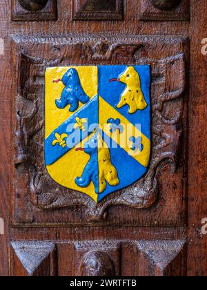 L'une des crêtes sur la porte à l'entrée de la bibliothèque Weston au Bodleian dans la ville d'Oxford. Banque D'Images