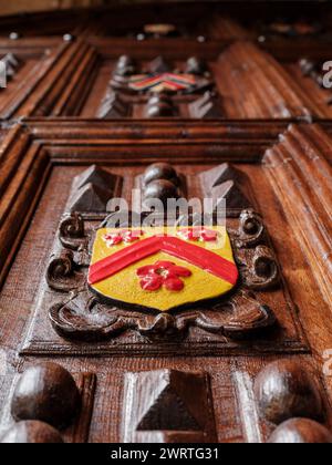 L'une des crêtes sur la porte à l'entrée de la bibliothèque Weston au Bodleian dans la ville d'Oxford. Banque D'Images