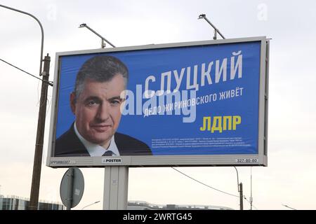 Saint-Pétersbourg, Russie. 13 mars 2024. Une bannière de campagne électorale en soutien à Leonid Slutsky, du parti LDPR dans une des rues de Saint-Pétersbourg. Le vote aux élections présidentielles de la Fédération de Russie aura lieu du 15 au 17 mars 2024. Crédit : SOPA images Limited/Alamy Live News Banque D'Images