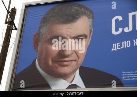 Saint-Pétersbourg, Russie. 13 mars 2024. Une bannière de campagne électorale en soutien à Leonid Slutsky, du parti LDPR dans une des rues de Saint-Pétersbourg. Le vote aux élections présidentielles de la Fédération de Russie aura lieu du 15 au 17 mars 2024. (Photo de Maksim Konstantinov/SOPA images/SIPA USA) crédit : SIPA USA/Alamy Live News Banque D'Images