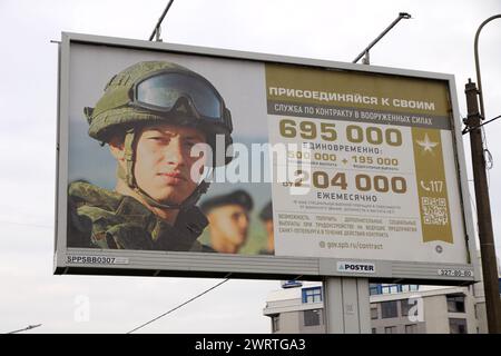 Saint-Pétersbourg, Russie. 13 mars 2024. Un panneau d'affichage 'Service contractuel dans les forces armées de la Fédération de Russie' sur l'une des rues de Saint-Pétersbourg. Crédit : SOPA images Limited/Alamy Live News Banque D'Images