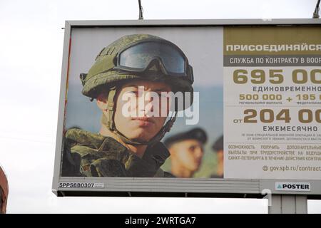 Saint-Pétersbourg, Russie. 13 mars 2024. Un panneau d'affichage 'Service contractuel dans les forces armées de la Fédération de Russie' sur l'une des rues de Saint-Pétersbourg. Crédit : SOPA images Limited/Alamy Live News Banque D'Images