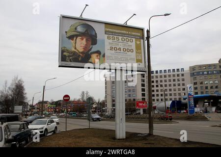 Saint-Pétersbourg, Russie. 13 mars 2024. Un panneau d'affichage 'Service contractuel dans les forces armées de la Fédération de Russie' sur l'une des rues de Saint-Pétersbourg. Crédit : SOPA images Limited/Alamy Live News Banque D'Images