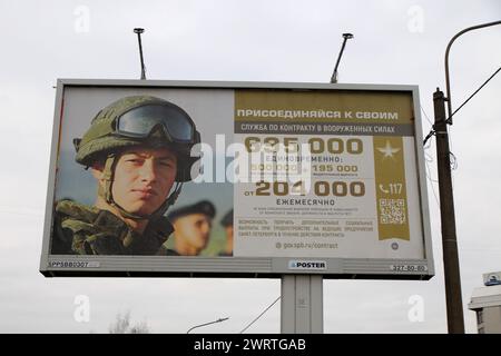 Saint-Pétersbourg, Russie. 13 mars 2024. Un panneau d'affichage 'Service contractuel dans les forces armées de la Fédération de Russie' sur l'une des rues de Saint-Pétersbourg. Crédit : SOPA images Limited/Alamy Live News Banque D'Images