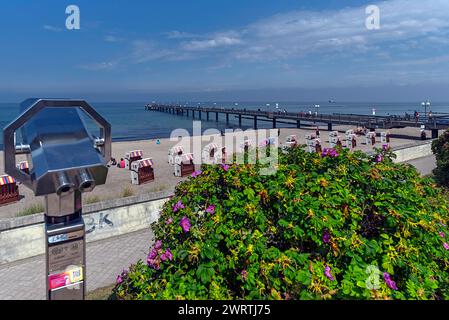 Jetée et plage de Kuehlungsborn, à gauche un télescope à pièces, Mecklenburg-Vorpommern, Allemagne Banque D'Images