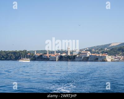 Bateau d'excursion en face de la ville de Rab dans la lumière du matin, tours d'église vues de la mer, Rab, île de Rab, baie du golfe de Kvarner, Croatie Banque D'Images