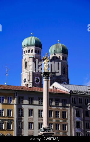 Tours d'église de l'église notre-Dame de Munich derrière la statue dorée de la Vierge Marie sur la colonne mariale, église notre-Dame de Munich, Bavière Banque D'Images