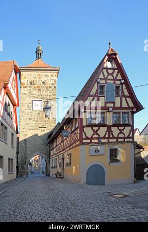 Siebersturm dans le cadre des fortifications de la ville historique et maison à colombages jaunes, porte de la ville, tour de la ville, Rothenburg ob der Tauber Banque D'Images