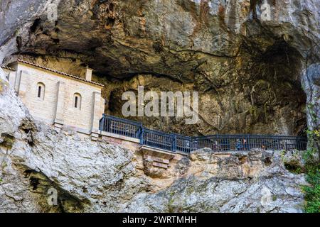 Grotte Sainte de notre-Dame de Covadonga, sanctuaire catholique dans la roche. Covadonga, Asturies, Espagne. Banque D'Images