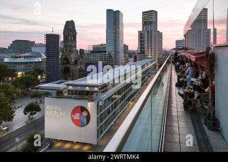 Depuis la terrasse sur le toit de l'hôtel 25hours, les visiteurs ont une vue panoramique sur la ville ouest de Berlin avec le centre commercial Bikini, le Banque D'Images