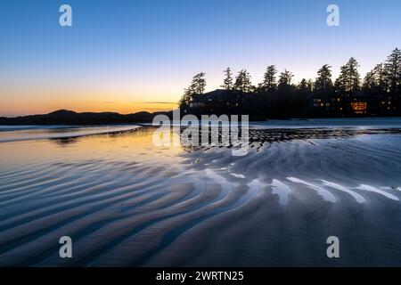 Coucher de soleil sur la plage de Chesterman, Tofino, Colombie-Britannique, Canada. Banque D'Images