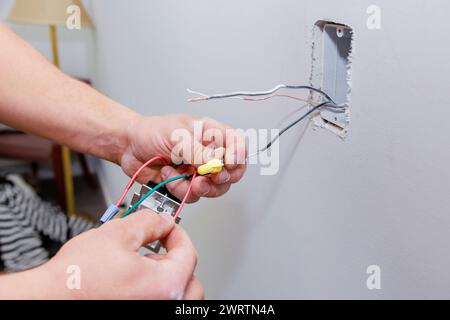 Boîte électrique avec câblage dans la nouvelle maison pendant la construction Banque D'Images