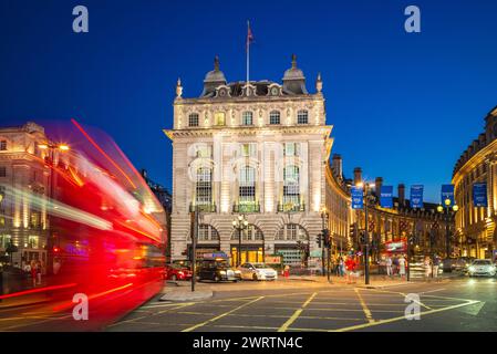 3 juillet 2018 : vue nocturne du cirque piccadilly, carrefour routier et espace public situé dans la ville de Westminster, Londres, Royaume-Uni, et a été construit en 1819 Banque D'Images