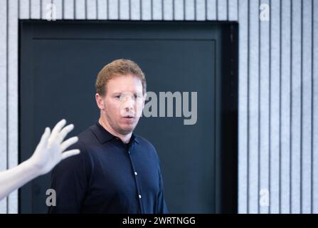 14 mars 2024, Hesse, Francfort-sur-le-main : l'entraîneur allemand Julian Nagelsmann présente l'équipe pour les matchs amicaux internationaux à la fin du mois de mars lors d'une conférence de presse. L'équipe DFB jouera contre la France à Lyon le 23 mars et contre les pays-Bas à Francfort le 26 mars. Photo : Boris Roessler/dpa Banque D'Images