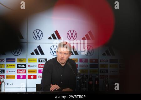 14 mars 2024, Hesse, Francfort-sur-le-main : l'entraîneur allemand Julian Nagelsmann présente l'équipe pour les matchs amicaux internationaux à la fin du mois de mars lors d'une conférence de presse. L'équipe DFB jouera contre la France à Lyon le 23 mars et contre les pays-Bas à Francfort le 26 mars. Photo : Boris Roessler/dpa Banque D'Images