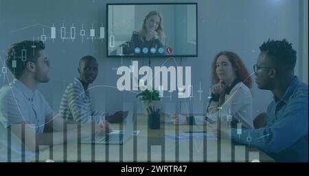 Image des statistiques et du traitement des données financières sur les gens d'affaires ayant une réunion au bureau Banque D'Images