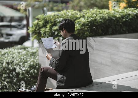 Les employés congédiés ou démissionnés de l'entreprise rédigent un formulaire de demande d'emploi. Chômeur, embaucher un emploi, quitter le concept d'emploi. Banque D'Images