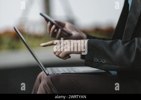 Les employés congédiés ou démissionnés de l'entreprise utilisent un ordinateur portable pour trouver un emploi. Chômeur, embaucher un emploi, quitter le concept d'emploi. Banque D'Images