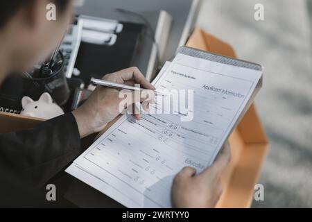 Les employés congédiés ou démissionnés de l'entreprise rédigent un formulaire de demande d'emploi. Chômeur, embaucher un emploi, quitter le concept d'emploi. Banque D'Images