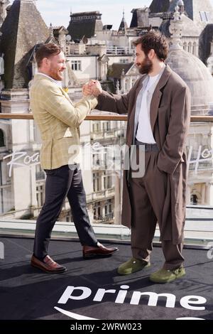 Conor McGregor (à gauche) et Jake Gyllenhaal lors d'un photocall pour Road House, à l'hôtel Corinthia, Londres. Date de la photo : jeudi 14 mars 2024. Banque D'Images
