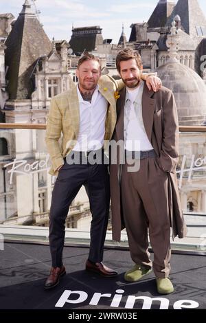 Conor McGregor (à gauche) et Jake Gyllenhaal lors d'un photocall pour Road House, à l'hôtel Corinthia, Londres. Date de la photo : jeudi 14 mars 2024. Banque D'Images