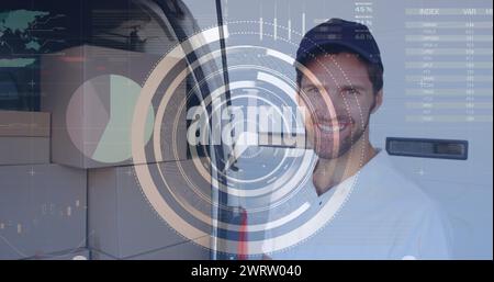 Image du traitement des données sur un livreur masculin caucasien avec presse-papiers Banque D'Images