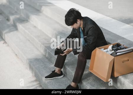 Les employés congédiés ou démissionnés de l’entreprise ouvrent leurs portefeuilles mais n’ont pas d’argent. Chômeur, embaucher un emploi, quitter le concept d'emploi. Banque D'Images