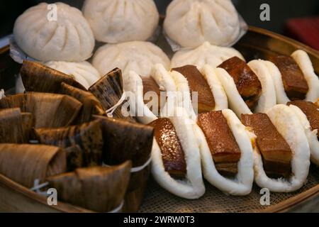 bao chinois farci au ventre de porc rôti cuit dans le quartier chinois de Nankinmachi dans la ville de Kobe au Japon. Banque D'Images