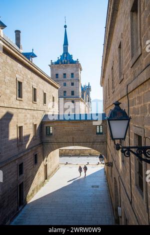 Rue, arche et vue sur le monastère royal. San Lorenzo del Escorial, Province de Madrid, Espagne. Banque D'Images