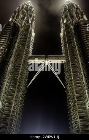 Kuala Lumpur , Malaisie - 22 janvier 2023 : vue des tours jumelles Petronas la nuit. Les tours Petronas sont les plus hauts gratte-ciel jumeaux du monde. Banque D'Images