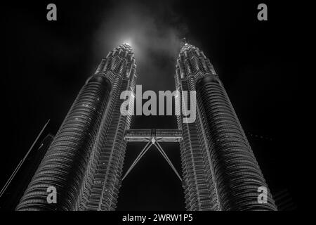 Kuala Lumpur , Malaisie - 22 janvier 2023 : vue des tours jumelles Petronas la nuit. Les tours Petronas sont les plus hauts gratte-ciel jumeaux du monde. Banque D'Images