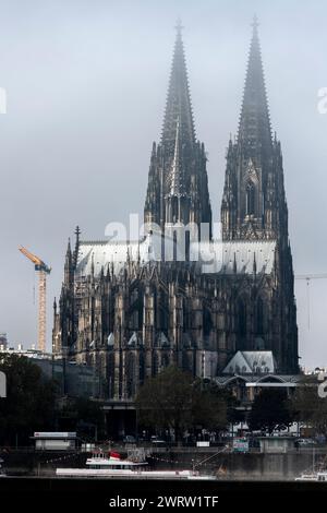 Kathedralen en Deutschland. Der Kölner Dom von der gegenüberliegenden Rheinseite in Köln-Deutz aus gesehen. Zu diesem Zeitpunkt War am Dom selbst kein Gerüst zu sehen. Köln Nordrhein-Westfalen Deutschland *** cathédrales en Allemagne Cathédrale de Cologne vue de l'autre côté du Rhin à Cologne Deutz à cette époque, aucun échafaudage n'était visible sur la cathédrale elle-même Cologne Rhénanie du Nord-Westphalie Allemagne Banque D'Images