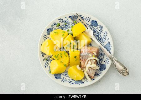 Délicieux dîners de poisson copieux, pommes de terre bouillies avec hareng mariné, vue de dessus Banque D'Images