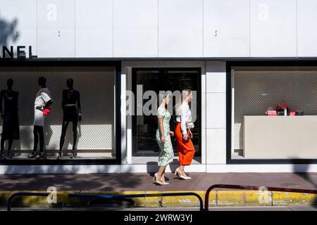 Cannes, France. 13 mars 2024. Deux jeunes femmes passent devant les vitrines de la boutique Chanel à Cannes. Crédit : Abaca Press/Alamy Live News Banque D'Images