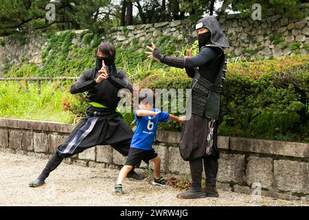 Nagoya, Japon ; 10 octobre 2023 : Château japonais dans la ville de Nagoya et visiteurs dans ses jardins. Banque D'Images