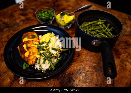 Variété de nourriture et d'outils de cuisine sur la table en bois rustique Banque D'Images