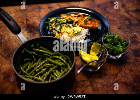 Une assiette de viandes variées, riz et haricots verts Banque D'Images