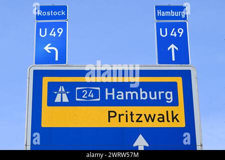 13 mars 2024, Brandenburg, Wittstock/Dosse : un panneau indique l'autoroute A24 vers Hambourg. L'autoroute A24 relie Hambourg et Berlin, les deux plus grandes villes d'Allemagne. Tout le tronçon de l'A24 fait partie de la route européenne 26. Photo : Jens Kalaene/dpa Banque D'Images