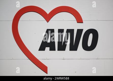 Hoyerswerda, Allemagne. 13 mars 2024. Le logo de l'AWO, une organisation de bien-être dans tous les domaines des services sociaux, peut être vu sur un panneau. Crédit : Robert Michael/dpa/Alamy Live News Banque D'Images