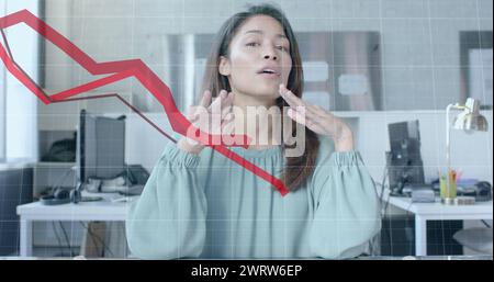 Traitement de graphiques sur une femme d'affaires occasionnelle biraciale ayant un appel d'image au bureau Banque D'Images