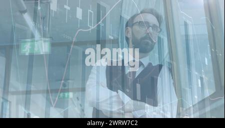 Traitement des données statistiques contre l'homme d'affaires caucasien réfléchi regardant hors de la fenêtre du bureau Banque D'Images