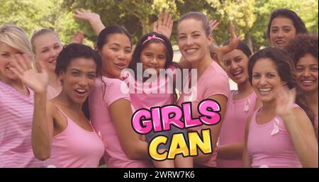 Image de filles peut texter sur un groupe féminin d'amis Banque D'Images