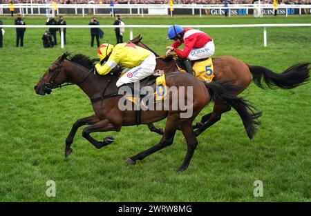 Protektorat monté par Harry Skelton (à gauche) sur leur chemin pour remporter la course de steeple de Ryanair avec envoi Allen monté par la jockey Rachael Blackmore deuxième le troisième jour du Festival de Cheltenham 2024 à l'hippodrome de Cheltenham. Date de la photo : jeudi 14 mars 2024. Banque D'Images