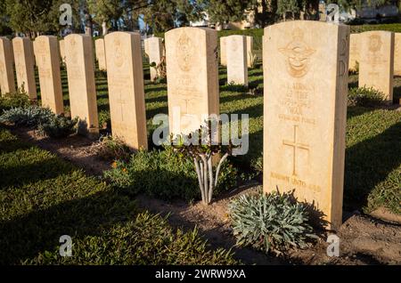 Tombe d'un aviateur britannique inconnu tué lors de la campagne d'Afrique du Nord, cimetière de guerre d'Enfidaville, Enfidha, Tunisie. Banque D'Images