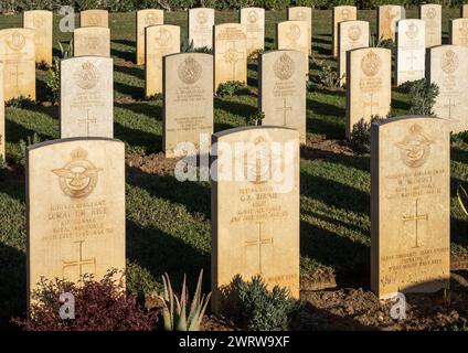 Tombes de soldats britanniques tués lors de la campagne d'Afrique du Nord février 1943, cimetière de guerre d'Enfidaville, Enfidha, Tunisie. Banque D'Images