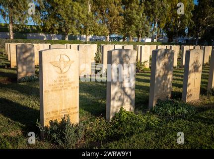 Tombes de soldats britanniques tués lors de la campagne d'Afrique du Nord février 1943, cimetière de guerre d'Enfidaville, Enfidha, Tunisie. Banque D'Images